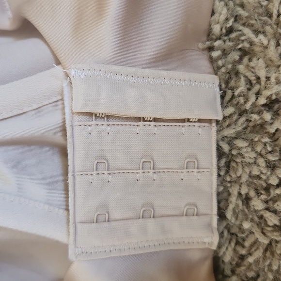 Bali Smoothing Underwire Bra - Picture 4 of 10